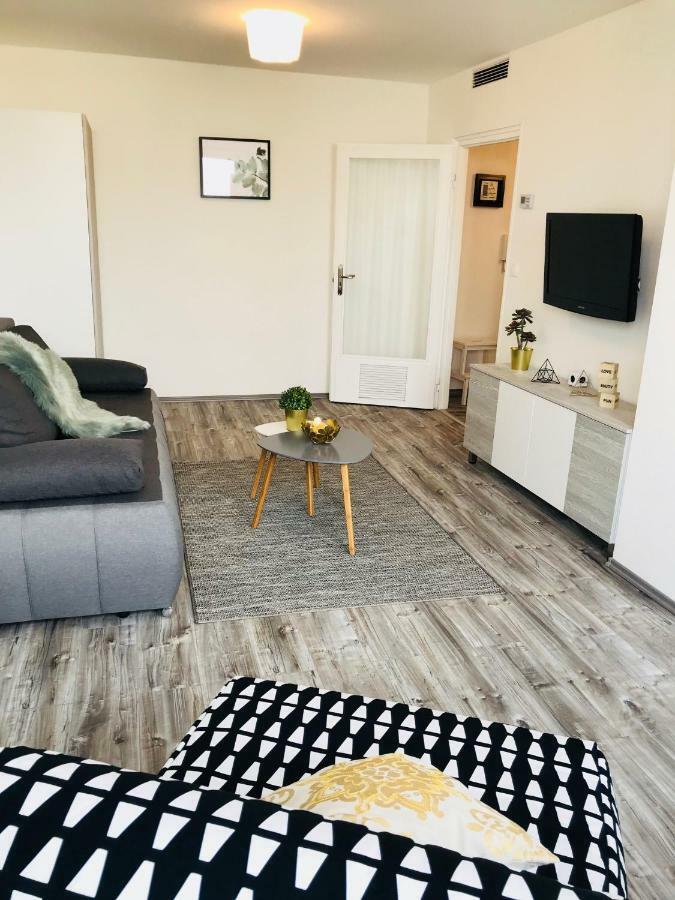 Central Apartments Veszprem Ngoại thất bức ảnh